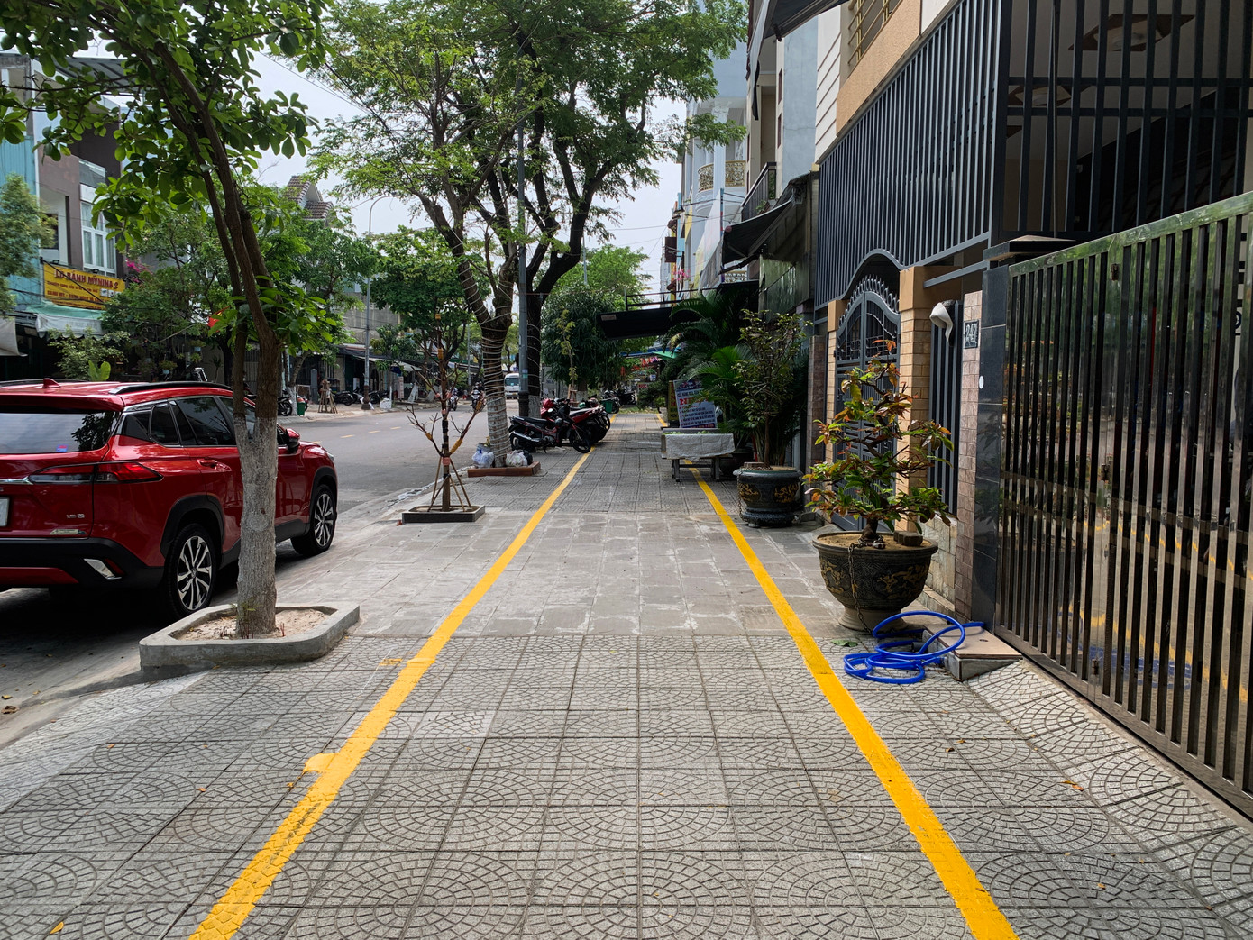 Vỉa hè trên đường Khúc Hạo thông thoáng hơn sau khi kẻ vạch, phân định vỉa hè.