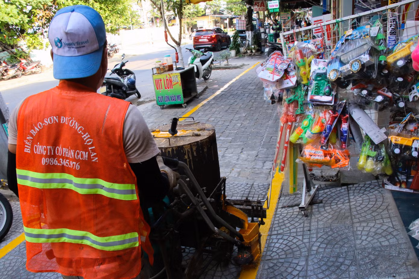 Tại phường Nại Hiên Đông (quận Sơn Trà) lực lượng chức năng đã có mặt trên các tuyến đường để tuyên truyền, vận động người dân cùng nhau trả lại vỉa hè cho người đi bộ.