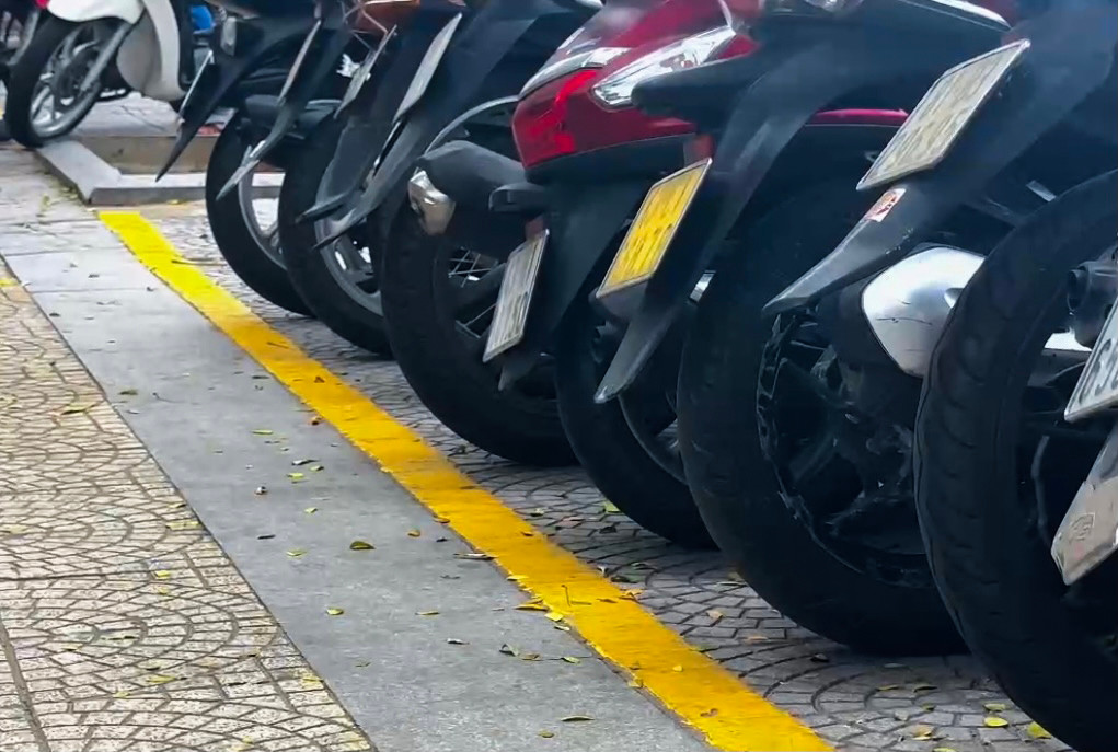 Nhiều đoạn vỉa hè đã được kẻ vạch, xe cộ cũng được sắp xếp ngăn nắp, gọn gàng hơn.