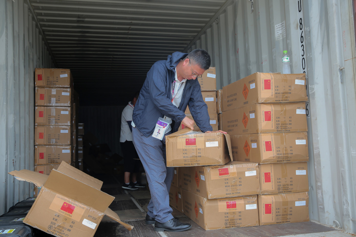 Hàng nghìn quả pháo đã được đội Trung Quốc vận chuyển sang Việt Nam. Hàng nghìn quả pháo đã được đội Trung Quốc vận chuyển sang Việt Nam.