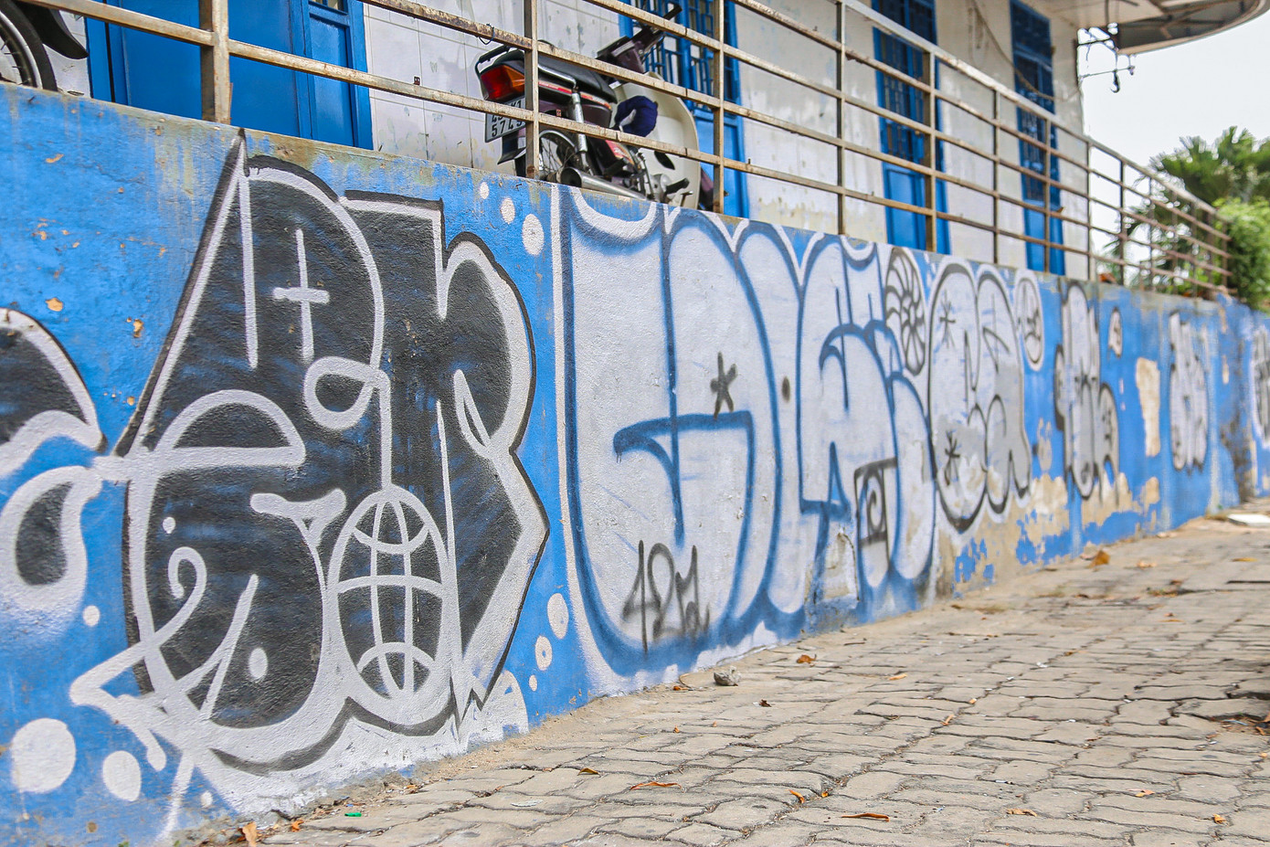 Theo ghi nhận, các tuyến đường Võ Nguyên Giáp, Phạm Văn Đồng, Lê Duẩn… (TP. Đà Nẵng) thời gian qua đang bị bôi bẩn bởi vô số hình vẽ graffiti (tranh phun sơn lên tường) không có ý nghĩa, xấu xí khiến nhiều người bức xúc.