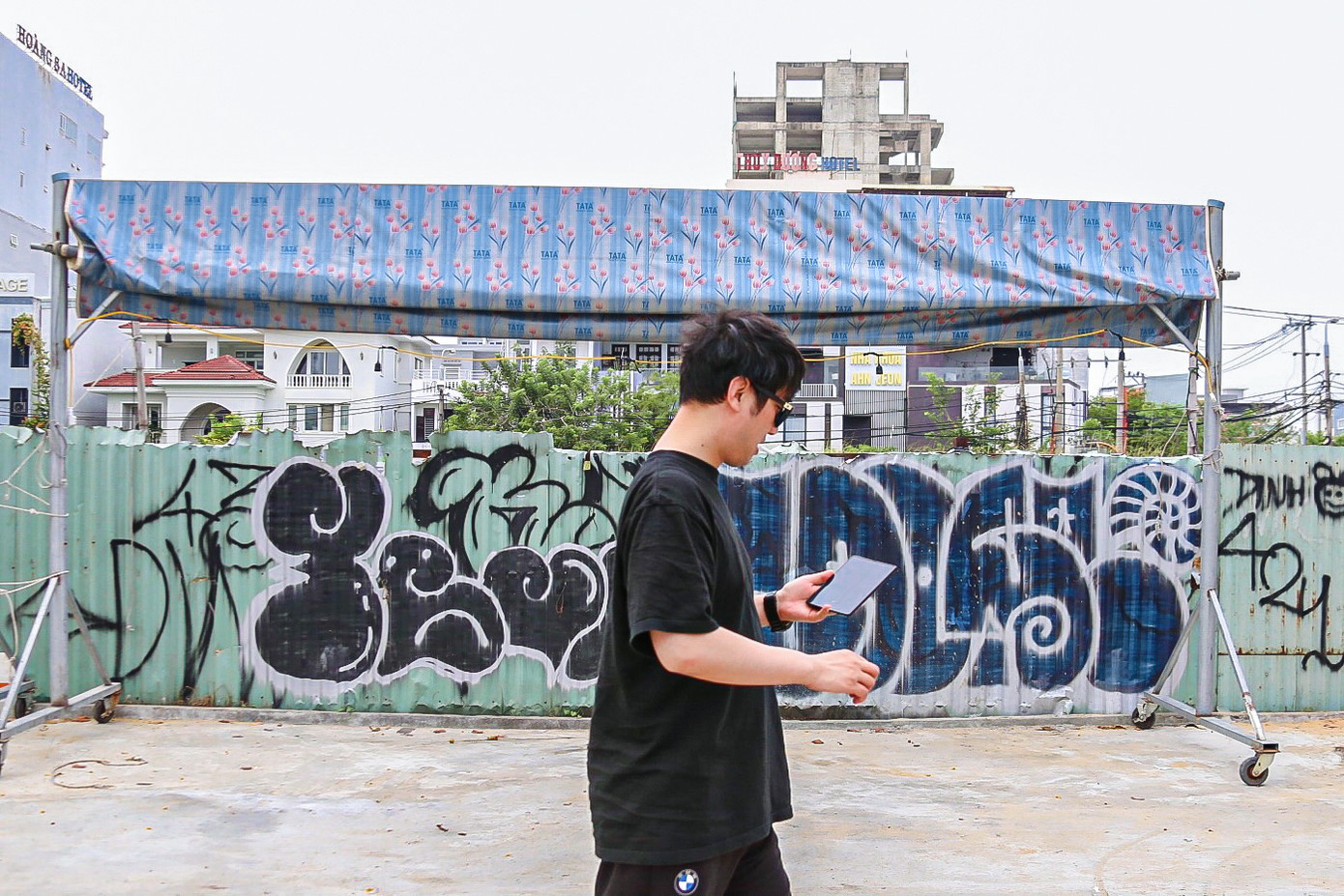 Nhiều người dân và du khách khi đi ngang qua không khỏi lắc đầu ngao ngán trước những hình vẽ xấu xí này.