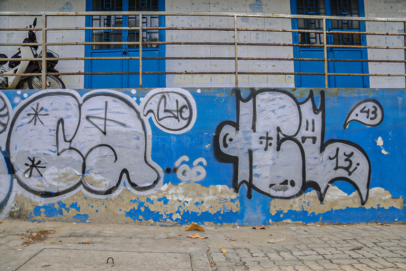 Nhiều hình vẽ xấu xí, nguệch ngoạc được vẽ tràn lan trên các hàng rào, tường nhà, trạm biến áp… gây nhếch nhác, mất mỹ quan.