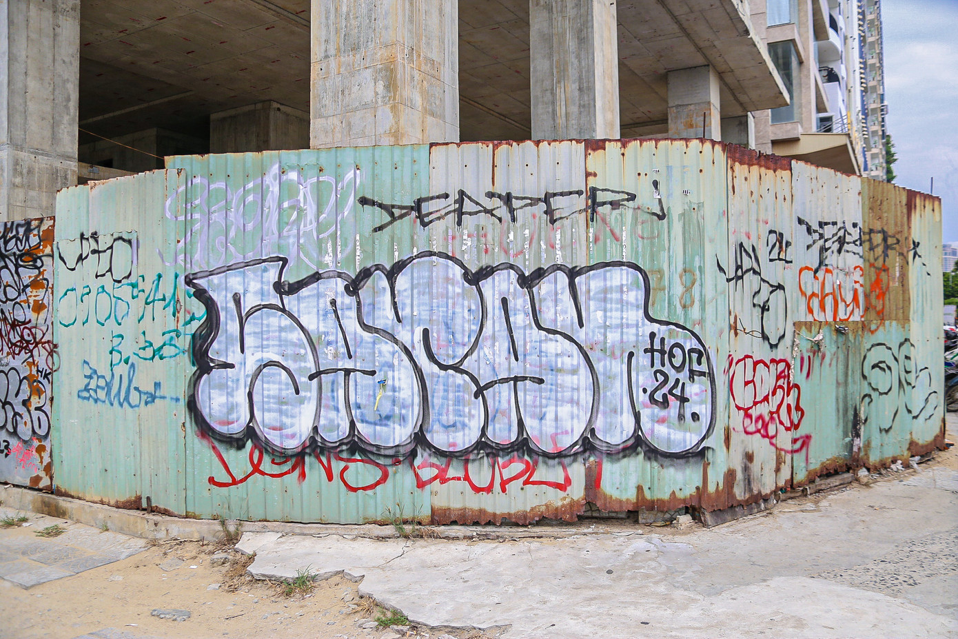 Những hình vẽ không có ý nghĩa, nhiều nét sơn cũ và mới được phun chồng lên nhau rất nhếch nhác.
