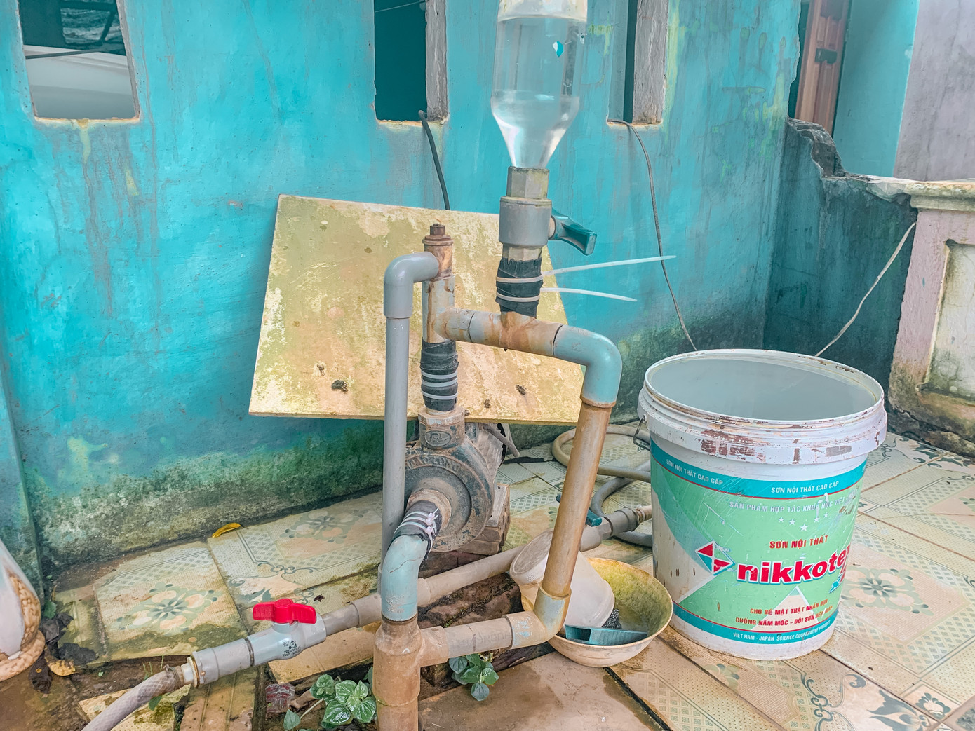 Giếng khoan được người dân sử dụng để lấy nước sinh hoạt hàng ngày.