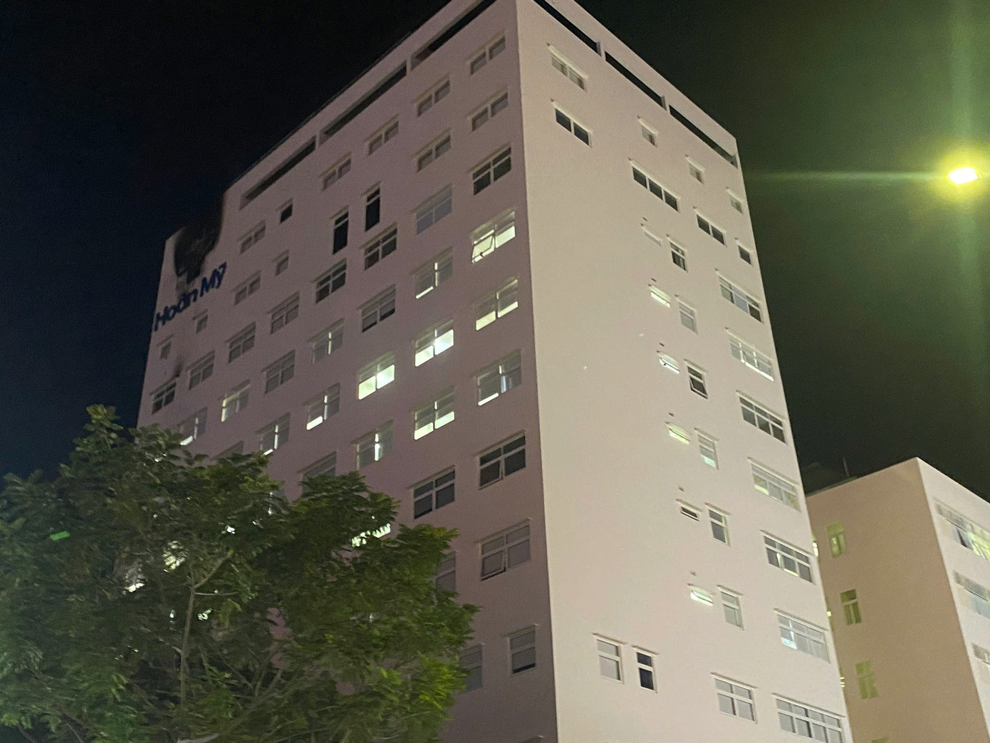 Đến 21h10 ngọn lửa được dập tắt hoàn toàn. Ảnh: D.Q