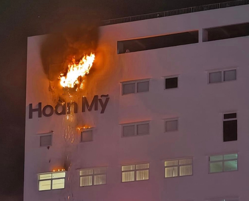 Bệnh viện Hoàn Mỹ bất ngờ bốc cháy trong đêm. Ảnh: D.Q