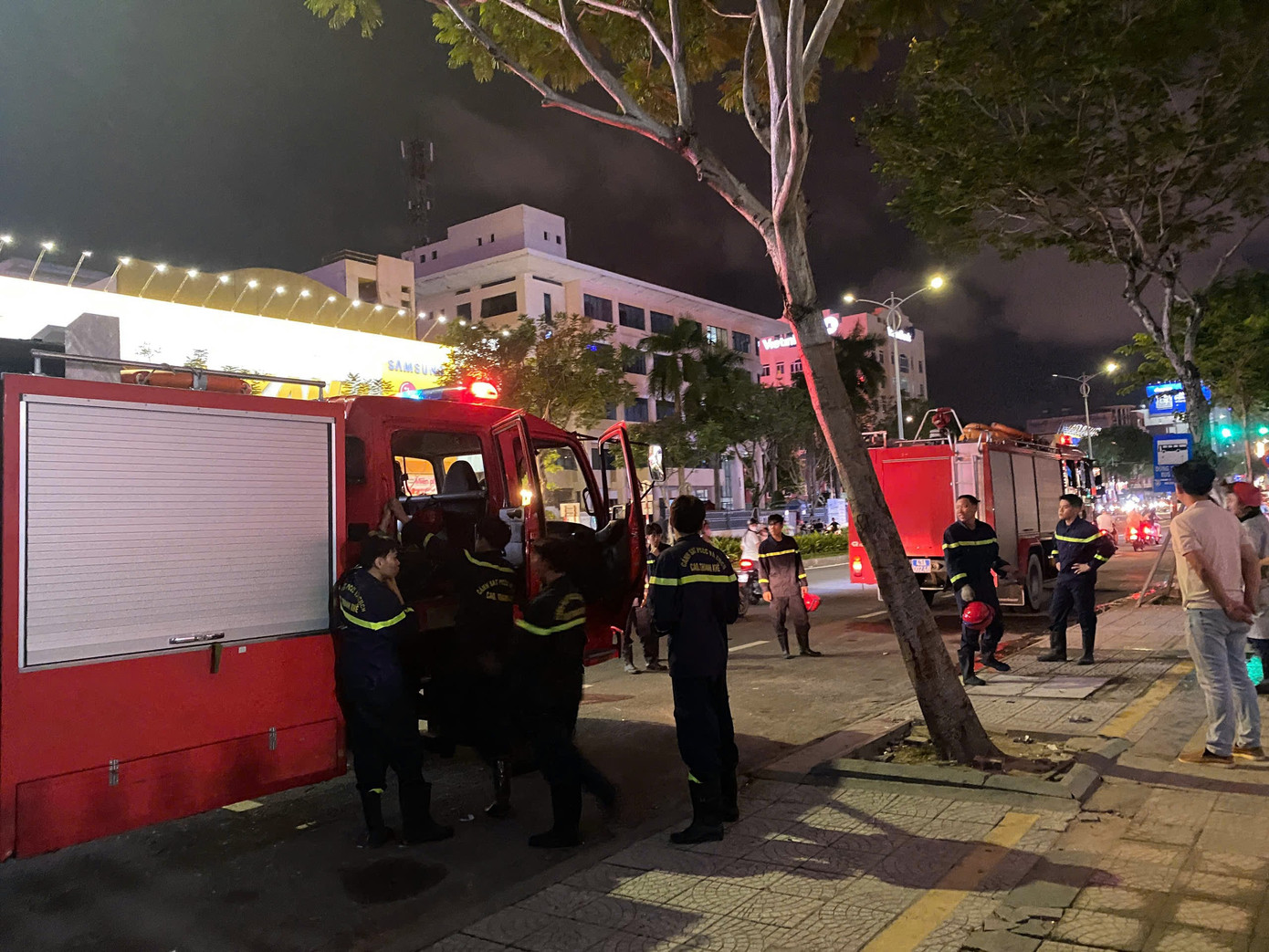 Cảnh sát PCCC đã có mặt đến dập lửa tại Bệnh viện Hoàn Mỹ Đà Nẵng. Ảnh: D.Q