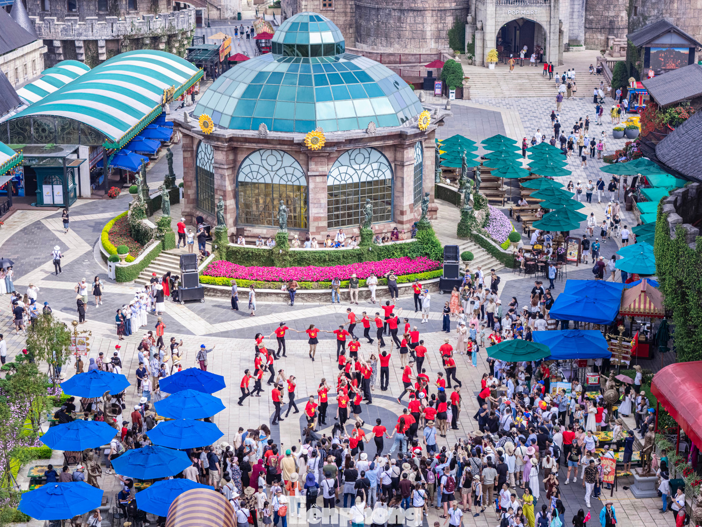 Trong kỳ nghỉ lễ năm nay, nhiều điểm du lịch nổi tiếng tại Đà Nẵng như Bà Nà Hills, danh thắng Ngũ Hành Sơn, Núi Thần Tài và bãi biển Mỹ Khê... đã trở nên nhộn nhịp, thu hút đông đảo du khách đổ về tham quan, vui chơi. Trong đó, khu du lịch Sun World Ba Na Hills ghi nhận lượng khách tăng đột biến, với hàng nghìn lượt mỗi ngày. Cáp treo hoạt động liên tục, trong khi các khu vực nổi bật như Cầu Vàng, Làng Pháp… đông kín người chụp ảnh, tham quan. Trong kỳ nghỉ lễ năm nay, nhiều điểm du lịch nổi tiếng tại Đà Nẵng như Bà Nà Hills, danh thắng Ngũ Hành Sơn, Núi Thần Tài và bãi biển Mỹ Khê... đã trở nên nhộn nhịp, thu hút đông đảo du khách đổ về tham quan, vui chơi. Trong đó, khu du lịch Sun World Ba Na Hills ghi nhận lượng khách tăng đột biến, với hàng nghìn lượt mỗi ngày. Cáp treo hoạt động liên tục, trong khi các khu vực nổi bật như Cầu Vàng, Làng Pháp… đông kín người chụp ảnh, tham quan.