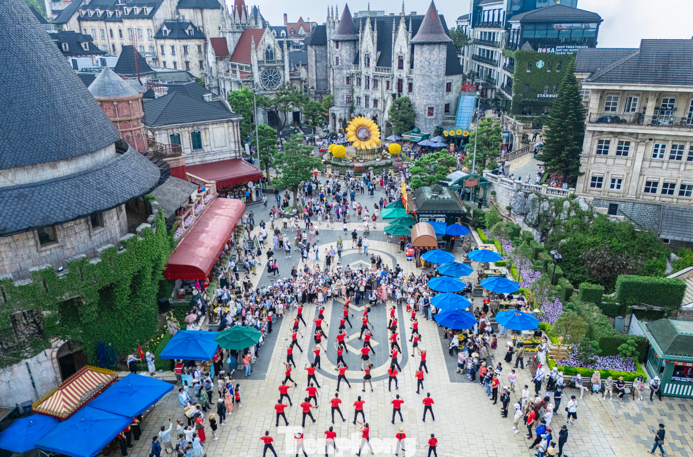 Sun World Ba Na Hills dịp này được khoác lên sắc màu cờ hoa ngợp trời. Khu buffet được trang trí rực rỡ màu cờ sắc áo và mang đậm hương vị thời bao cấp cũng trở thành background lý tưởng cho nhiều du khách ghi lại những khoảnh khắc đáng nhớ cho chuyến đi trong dịp kỷ niệm 50 năm thống nhất đất nước. Sun World Ba Na Hills dịp này được khoác lên sắc màu cờ hoa ngợp trời. Khu buffet được trang trí rực rỡ màu cờ sắc áo và mang đậm hương vị thời bao cấp cũng trở thành background lý tưởng cho nhiều du khách ghi lại những khoảnh khắc đáng nhớ cho chuyến đi trong dịp kỷ niệm 50 năm thống nhất đất nước.