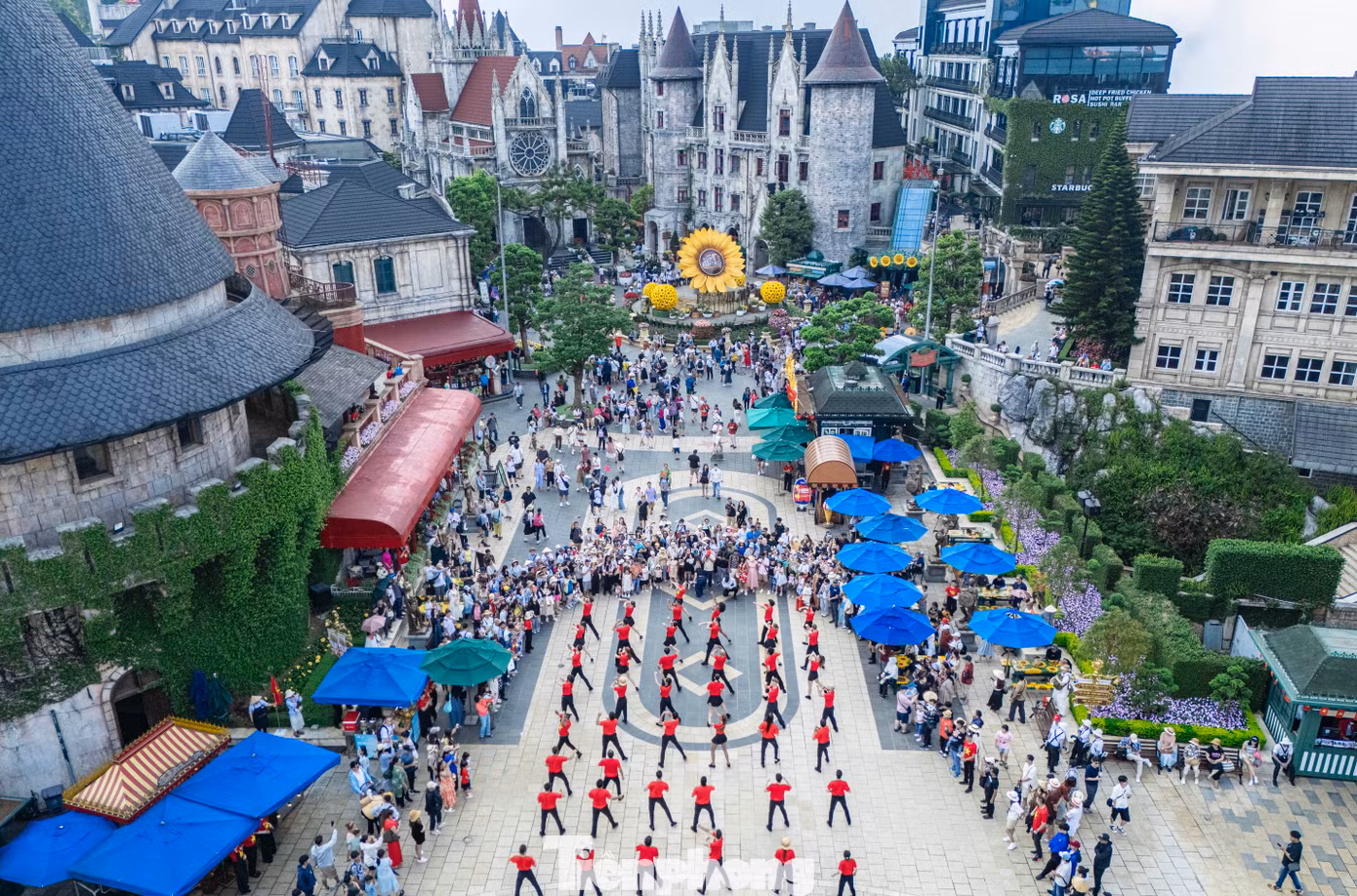 Sun World Ba Na Hills dịp này được khoác lên sắc màu cờ hoa ngợp trời. Khu buffet được trang trí rực rỡ màu cờ sắc áo và mang đậm hương vị thời bao cấp cũng trở thành background lý tưởng cho nhiều du khách ghi lại những khoảnh khắc đáng nhớ cho chuyến đi trong dịp kỷ niệm 50 năm thống nhất đất nước.