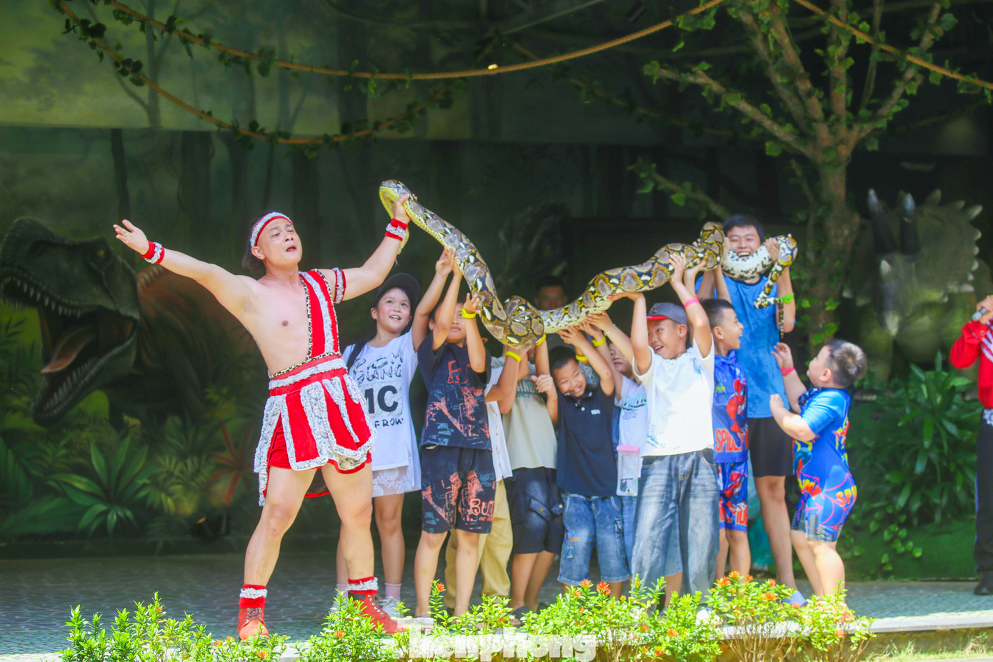 Bà Lê Thị Bích Hương - Giám đốc Truyền thông & Marketing Khu du lịch CVSKN Núi Thần Tài cho biết: Chào mừng kỷ niệm 50 năm Ngày giải phóng Miền Nam, thống nhất đất nước và 139 năm ngày Quốc tế lao động, Khu du lịch Công viên suối khoáng nóng Núi Thần Tài tổ chức nhiều hoạt động đặc sắc nhằm mang đến cho du khách những trải nghiệm thú vị. "Trong ngày đầu kỳ nghỉ lễ, khu du lịch đón gần 5.000 lượt khách, dự kiến đạt 25.000 lượt sau 5 ngày. Dịch vụ lưu trú tại khách sạn Ebisu Onsen Resort trực thuộc Núi Thần Tài đạt 100% công suất phòng", bà Hương cho biết. Bà Lê Thị Bích Hương - Giám đốc Truyền thông & Marketing Khu du lịch CVSKN Núi Thần Tài cho biết: Chào mừng kỷ niệm 50 năm Ngày giải phóng Miền Nam, thống nhất đất nước và 139 năm ngày Quốc tế lao động, Khu du lịch Công viên suối khoáng nóng Núi Thần Tài tổ chức nhiều hoạt động đặc sắc nhằm mang đến cho du khách những trải nghiệm thú vị. "Trong ngày đầu kỳ nghỉ lễ, khu du lịch đón gần 5.000 lượt khách, dự kiến đạt 25.000 lượt sau 5 ngày. Dịch vụ lưu trú tại khách sạn Ebisu Onsen Resort trực thuộc Núi Thần Tài đạt 100% công suất phòng", bà Hương cho biết.