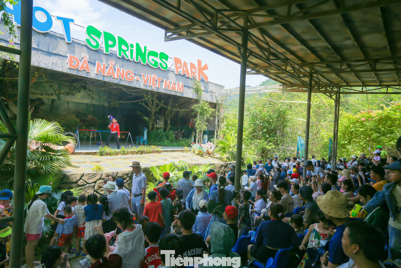 Công viên suối khoáng nóng Núi Thần Tài thu hút lượng lớn du khách tham quan. Công viên suối khoáng nóng Núi Thần Tài thu hút lượng lớn du khách tham quan.