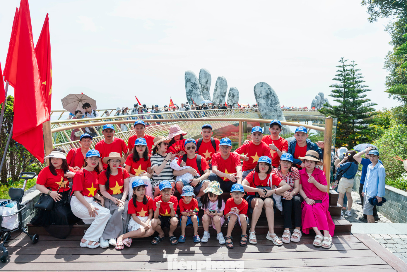 Ngay từ sáng sớm ngày 1/5 đã có hàng ngàn lượt khách đến tham quan, vui chơi, check-in tại Bà Nà. Ngay từ sáng sớm ngày 1/5 đã có hàng ngàn lượt khách đến tham quan, vui chơi, check-in tại Bà Nà.