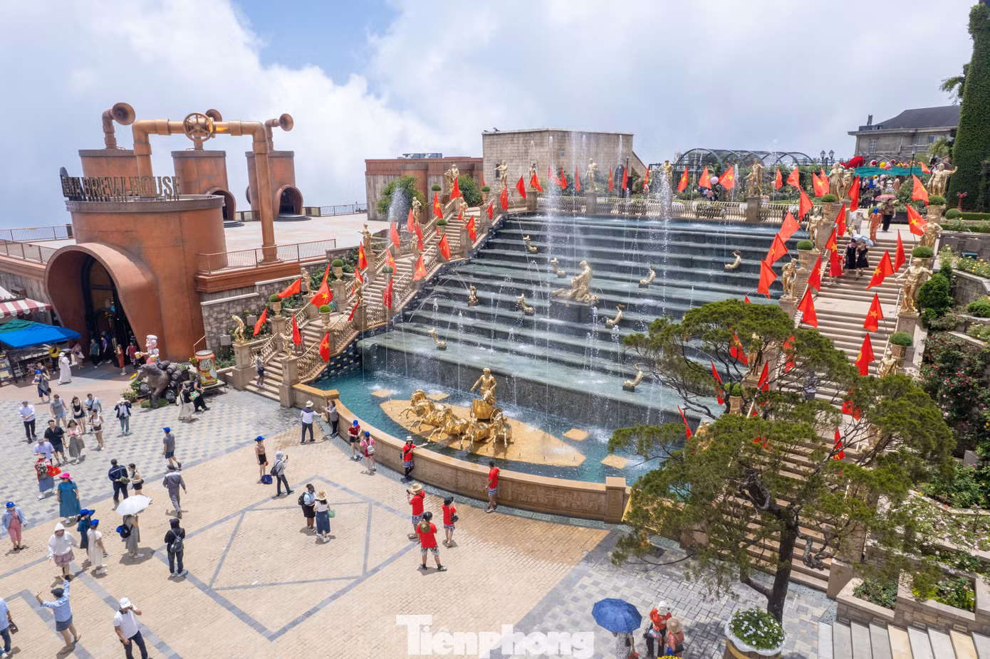 Sun World Ba Na Hills dịp này được khoác lên sắc màu cờ hoa ngợp trời. Khu buffet được trang trí rực rỡ màu cờ sắc áo và mang đậm hương vị thời bao cấp cũng trở thành background lý tưởng cho nhiều du khách ghi lại những khoảnh khắc đáng nhớ cho chuyến đi trong dịp kỷ niệm 50 năm thống nhất đất nước.