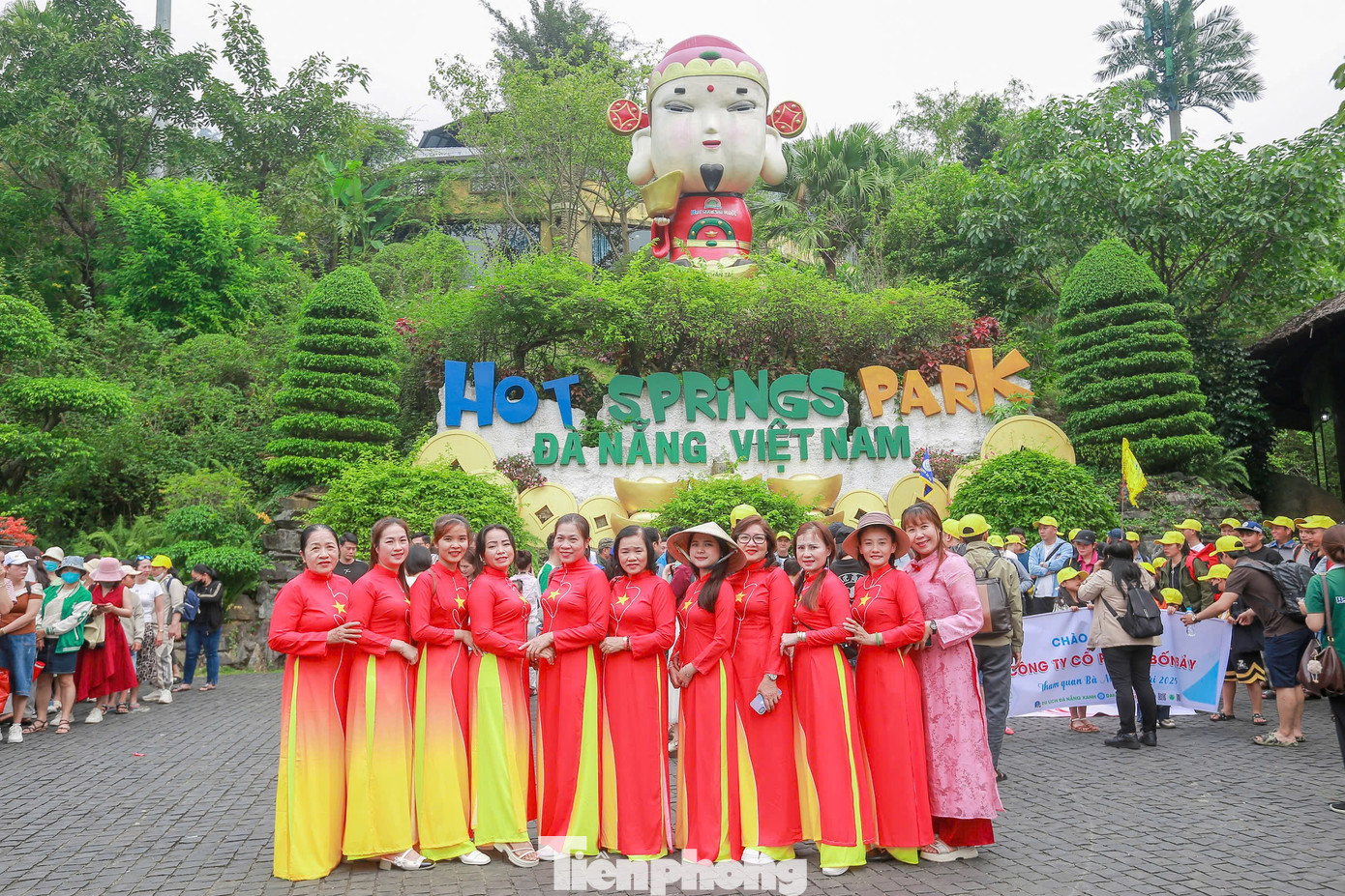 Không chỉ có biển, các điểm du lịch ngoài trời như Công viên suối khoáng nóng Núi Thần Tài và danh thắng Ngũ Hành Sơn cũng ghi nhận lượng khách lớn. Ông Nguyễn Văn Hiền - Trưởng Ban quản lý danh thắng Ngũ Hành Sơn cho biết, mỗi ngày nơi đây đón khoảng 6.000 lượt khách, dự kiến kỳ nghỉ lễ 5 ngày sẽ vượt mốc 30.000 lượt. Không chỉ có biển, các điểm du lịch ngoài trời như Công viên suối khoáng nóng Núi Thần Tài và danh thắng Ngũ Hành Sơn cũng ghi nhận lượng khách lớn. Ông Nguyễn Văn Hiền - Trưởng Ban quản lý danh thắng Ngũ Hành Sơn cho biết, mỗi ngày nơi đây đón khoảng 6.000 lượt khách, dự kiến kỳ nghỉ lễ 5 ngày sẽ vượt mốc 30.000 lượt.