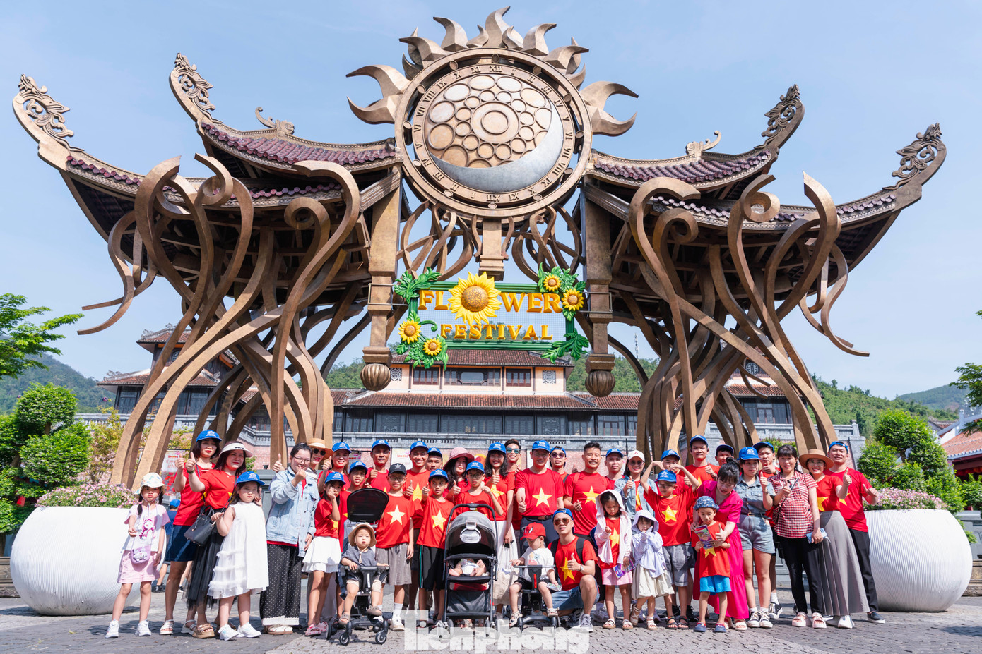 Ngay từ sáng sớm ngày 1/5 đã có hàng ngàn lượt khách đến tham quan, vui chơi, check-in tại Bà Nà. Ngay từ sáng sớm ngày 1/5 đã có hàng ngàn lượt khách đến tham quan, vui chơi, check-in tại Bà Nà.