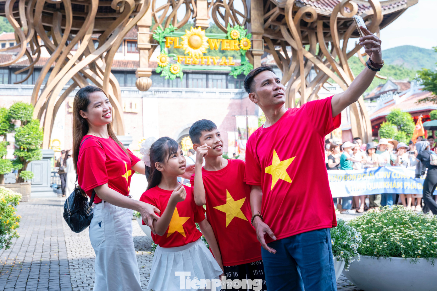 Điều ấn tượng là dịp này có rất nhiều du khách mặc áo cờ đỏ sao vàng check in khu du lịch, tạo nên khung cảnh tưng bừng, rực rỡ. Điều ấn tượng là dịp này có rất nhiều du khách mặc áo cờ đỏ sao vàng check in khu du lịch, tạo nên khung cảnh tưng bừng, rực rỡ.