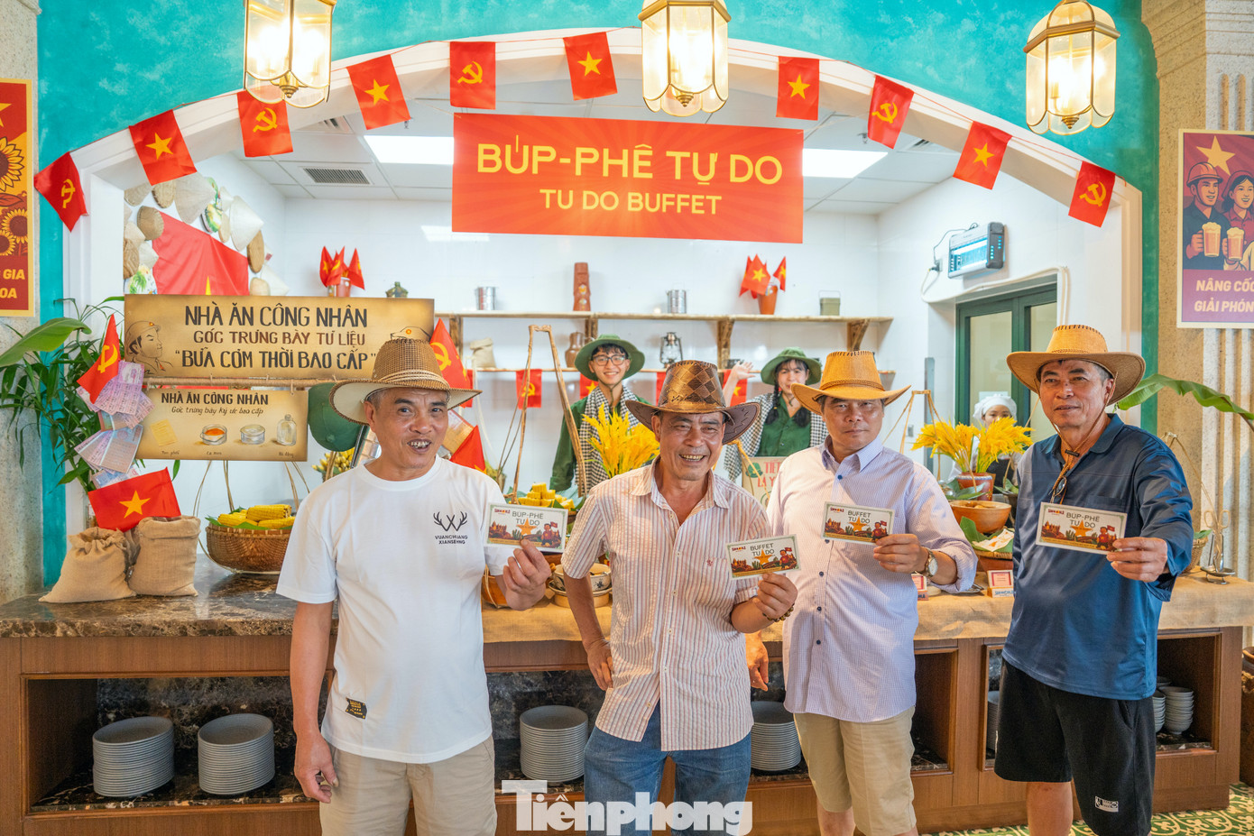 Sun World Ba Na Hills dịp này được khoác lên sắc màu cờ hoa ngợp trời. Khu buffet được trang trí rực rỡ màu cờ sắc áo và mang đậm hương vị thời bao cấp cũng trở thành background lý tưởng cho nhiều du khách ghi lại những khoảnh khắc đáng nhớ cho chuyến đi trong dịp kỷ niệm 50 năm thống nhất đất nước. Sun World Ba Na Hills dịp này được khoác lên sắc màu cờ hoa ngợp trời. Khu buffet được trang trí rực rỡ màu cờ sắc áo và mang đậm hương vị thời bao cấp cũng trở thành background lý tưởng cho nhiều du khách ghi lại những khoảnh khắc đáng nhớ cho chuyến đi trong dịp kỷ niệm 50 năm thống nhất đất nước.