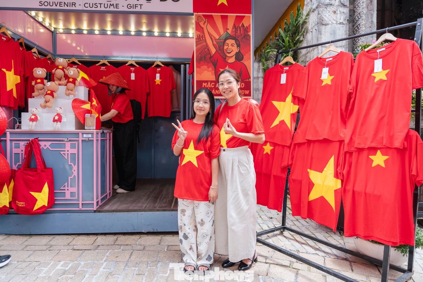 Điều ấn tượng là dịp này có rất nhiều du khách mặc áo cờ đỏ sao vàng check in khu du lịch, tạo nên khung cảnh tưng bừng, rực rỡ. Điều ấn tượng là dịp này có rất nhiều du khách mặc áo cờ đỏ sao vàng check in khu du lịch, tạo nên khung cảnh tưng bừng, rực rỡ.