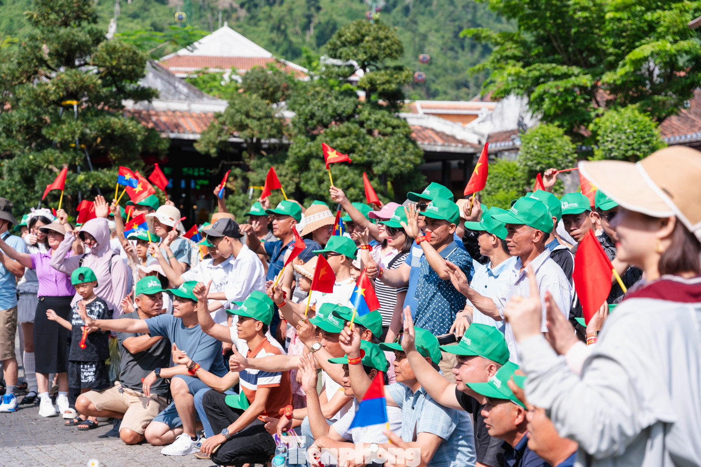 Điều ấn tượng là dịp này có rất nhiều du khách mặc áo cờ đỏ sao vàng check in khu du lịch, tạo nên khung cảnh tưng bừng, rực rỡ. Điều ấn tượng là dịp này có rất nhiều du khách mặc áo cờ đỏ sao vàng check in khu du lịch, tạo nên khung cảnh tưng bừng, rực rỡ.