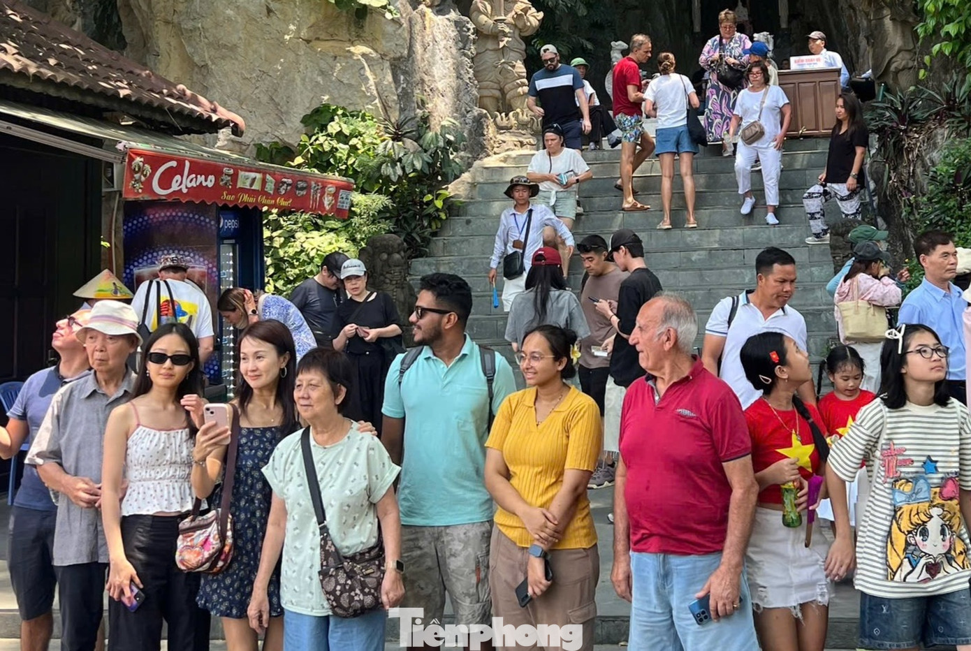 Không chỉ có biển, các điểm du lịch ngoài trời như Công viên suối khoáng nóng Núi Thần Tài và danh thắng Ngũ Hành Sơn cũng ghi nhận lượng khách lớn. Ông Nguyễn Văn Hiền - Trưởng Ban quản lý danh thắng Ngũ Hành Sơn cho biết, mỗi ngày nơi đây đón khoảng 6.000 lượt khách, dự kiến kỳ nghỉ lễ 5 ngày sẽ vượt mốc 30.000 lượt. Không chỉ có biển, các điểm du lịch ngoài trời như Công viên suối khoáng nóng Núi Thần Tài và danh thắng Ngũ Hành Sơn cũng ghi nhận lượng khách lớn. Ông Nguyễn Văn Hiền - Trưởng Ban quản lý danh thắng Ngũ Hành Sơn cho biết, mỗi ngày nơi đây đón khoảng 6.000 lượt khách, dự kiến kỳ nghỉ lễ 5 ngày sẽ vượt mốc 30.000 lượt.