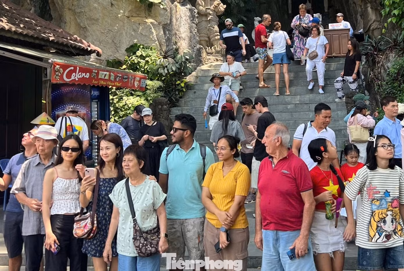 Không chỉ có biển, các điểm du lịch ngoài trời như Công viên suối khoáng nóng Núi Thần Tài và danh thắng Ngũ Hành Sơn cũng ghi nhận lượng khách lớn. Ông Nguyễn Văn Hiền - Trưởng Ban quản lý danh thắng Ngũ Hành Sơn cho biết, mỗi ngày nơi đây đón khoảng 6.000 lượt khách, dự kiến kỳ nghỉ lễ 5 ngày sẽ vượt mốc 30.000 lượt.