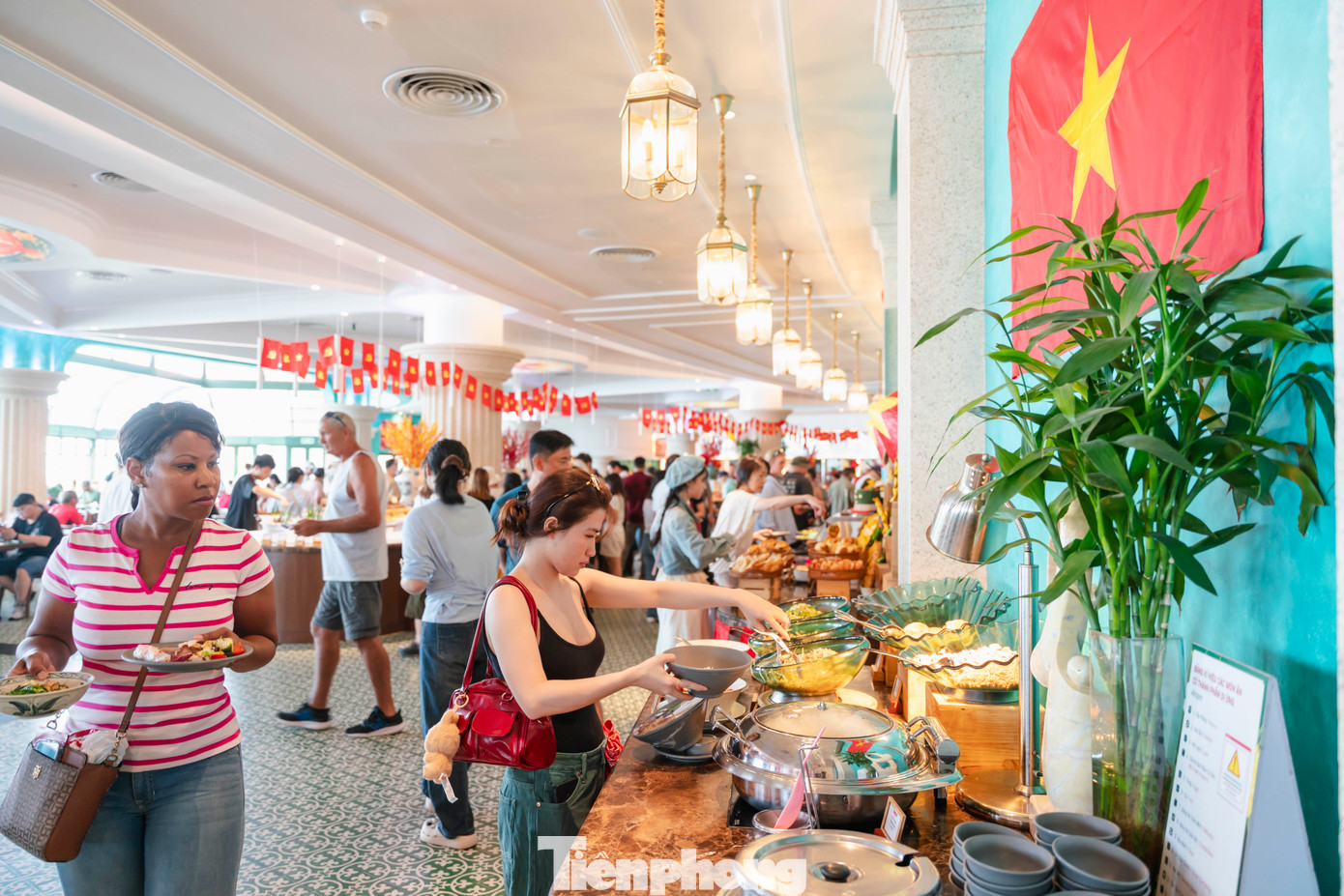 Sun World Ba Na Hills dịp này được khoác lên sắc màu cờ hoa ngợp trời. Khu buffet được trang trí rực rỡ màu cờ sắc áo và mang đậm hương vị thời bao cấp cũng trở thành background lý tưởng cho nhiều du khách ghi lại những khoảnh khắc đáng nhớ cho chuyến đi trong dịp kỷ niệm 50 năm thống nhất đất nước. Sun World Ba Na Hills dịp này được khoác lên sắc màu cờ hoa ngợp trời. Khu buffet được trang trí rực rỡ màu cờ sắc áo và mang đậm hương vị thời bao cấp cũng trở thành background lý tưởng cho nhiều du khách ghi lại những khoảnh khắc đáng nhớ cho chuyến đi trong dịp kỷ niệm 50 năm thống nhất đất nước.