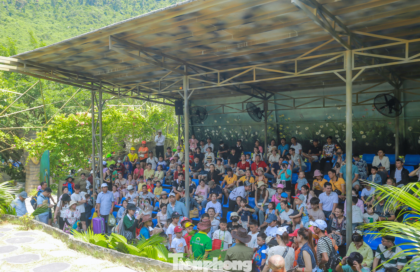 Công viên suối khoáng nóng Núi Thần Tài thu hút lượng lớn du khách tham quan. Công viên suối khoáng nóng Núi Thần Tài thu hút lượng lớn du khách tham quan.