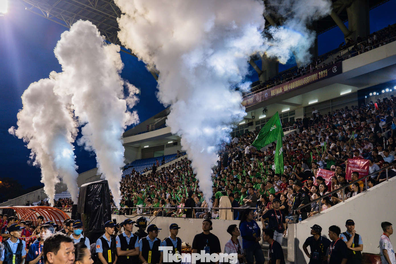 Trận đấu khép lại trong không khí hân hoan và buổi giao lưu thể thao, văn hóa nhiều ý nghĩa giữa hai quốc gia và các thế hệ cầu thủ.