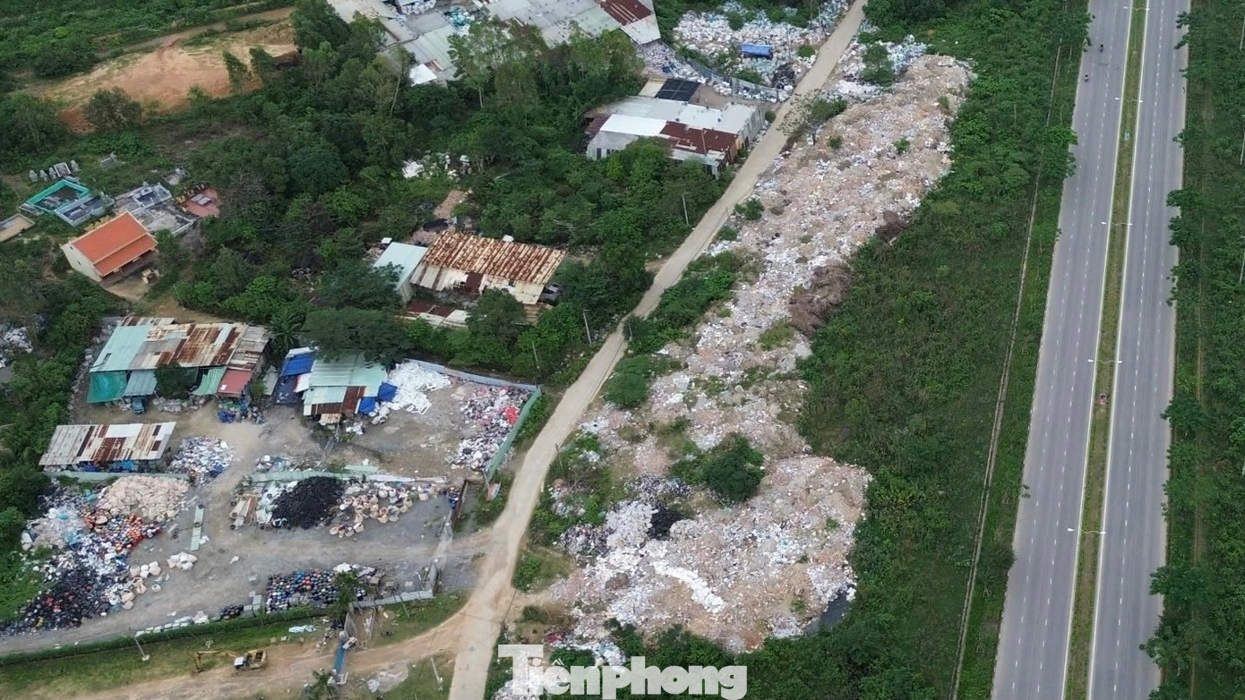 Theo ghi nhận của PV ngày 5/12, bãi xà bần, phế thải xây dựng tự phát dài hơn 100m nằm đối diện bãi rác Khánh Sơn (quận Liên Chiểu). Xung quanh là các cơ sở sản xuất phế liệu. Theo ghi nhận của PV ngày 5/12, bãi xà bần, phế thải xây dựng tự phát dài hơn 100m nằm đối diện bãi rác Khánh Sơn (quận Liên Chiểu). Xung quanh là các cơ sở sản xuất phế liệu.