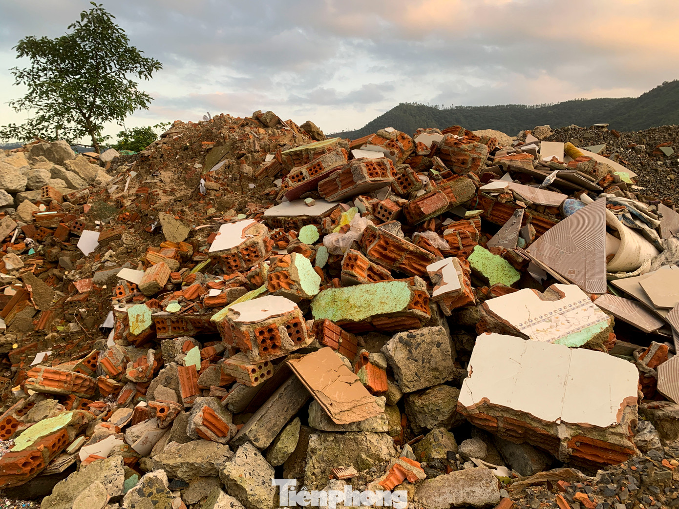 Dọc tuyến đường vào, rác thải, xà bần đổ giữa đường gây mất mỹ quan. Dọc tuyến đường vào, rác thải, xà bần đổ giữa đường gây mất mỹ quan.