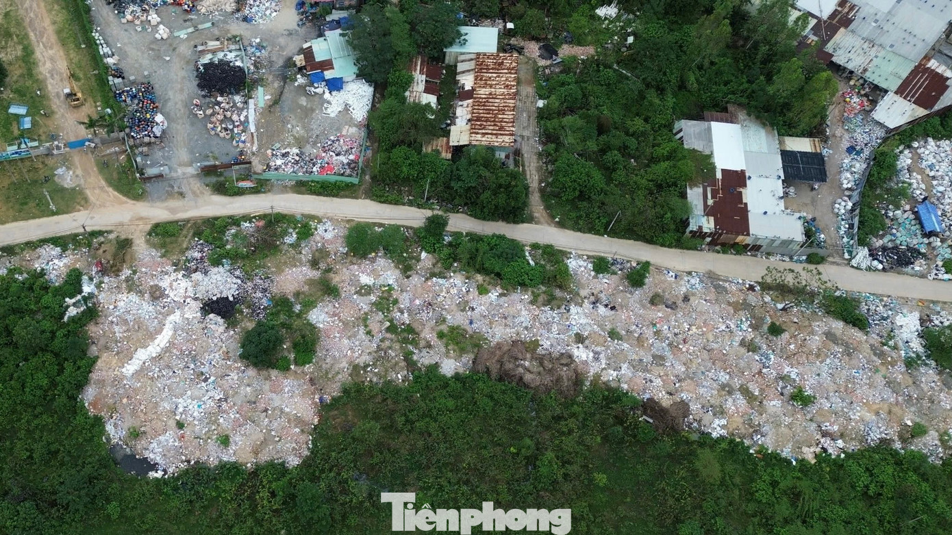 Nơi đây tập trung đủ loại vật liệu phế thải như gạch vỡ, bê tông, sắt thép, và các loại rác sinh hoạt. Không chỉ gây mất mỹ quan mà còn tiềm ẩn nguy cơ ô nhiễm môi trường nghiêm trọng. Nơi đây tập trung đủ loại vật liệu phế thải như gạch vỡ, bê tông, sắt thép, và các loại rác sinh hoạt. Không chỉ gây mất mỹ quan mà còn tiềm ẩn nguy cơ ô nhiễm môi trường nghiêm trọng.