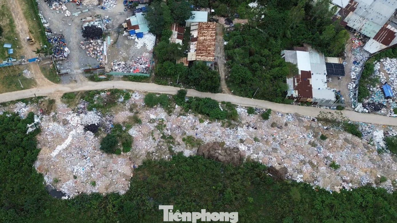 Nơi đây tập trung đủ loại vật liệu phế thải như gạch vỡ, bê tông, sắt thép, và các loại rác sinh hoạt. Không chỉ gây mất mỹ quan mà còn tiềm ẩn nguy cơ ô nhiễm môi trường nghiêm trọng.