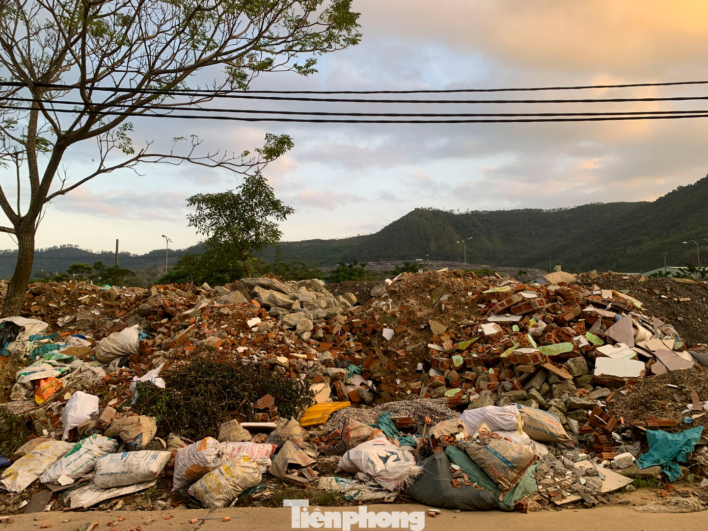 Đủ loại vật liệu phế thải như gạch vỡ, bê tông, sắt thép, và các loại rác sinh hoạt tập kết tại đây. Đủ loại vật liệu phế thải như gạch vỡ, bê tông, sắt thép, và các loại rác sinh hoạt tập kết tại đây.
