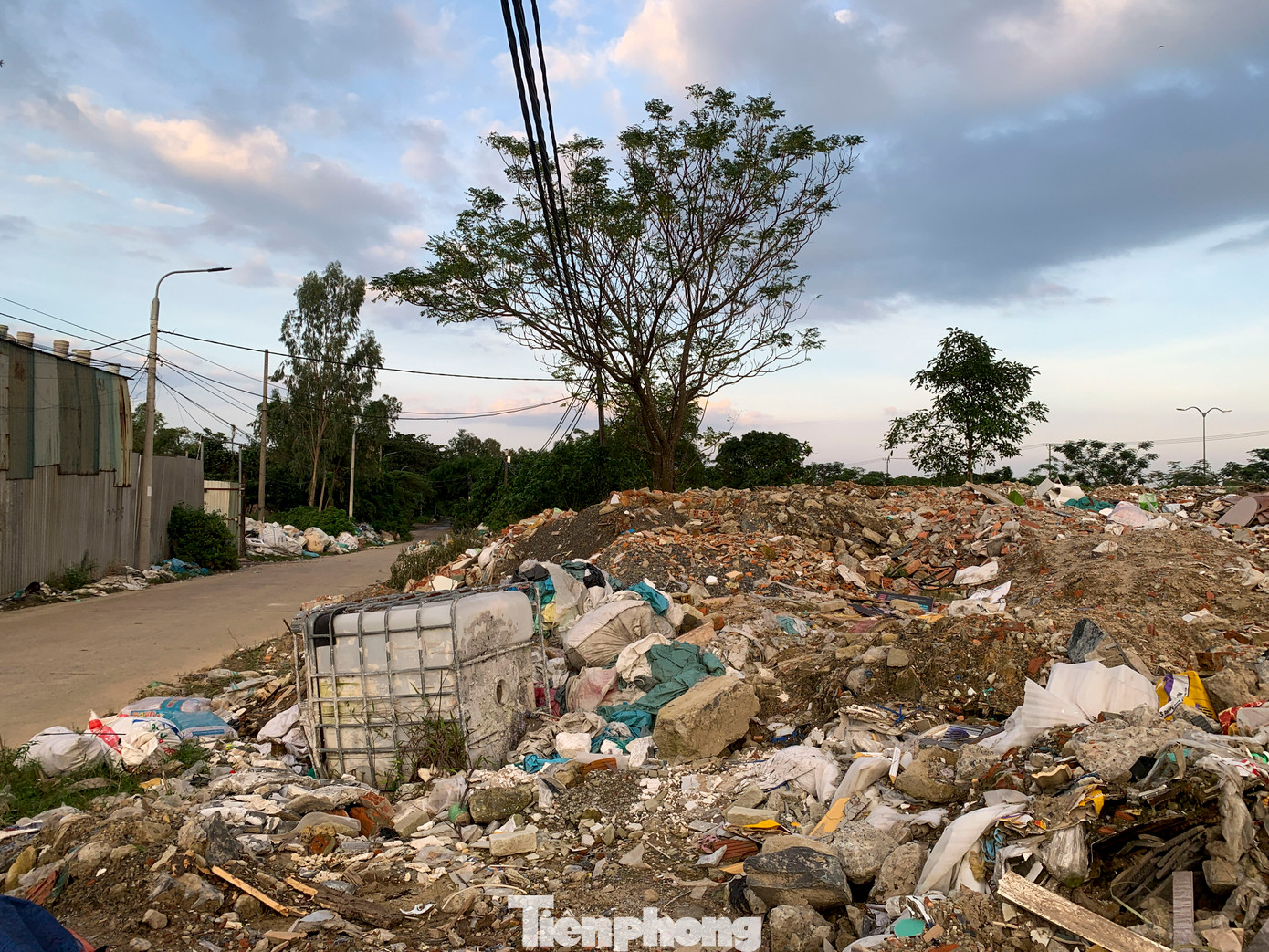 Đủ loại vật liệu phế thải như gạch vỡ, bê tông, sắt thép, và các loại rác sinh hoạt tập kết tại đây. Đủ loại vật liệu phế thải như gạch vỡ, bê tông, sắt thép, và các loại rác sinh hoạt tập kết tại đây.