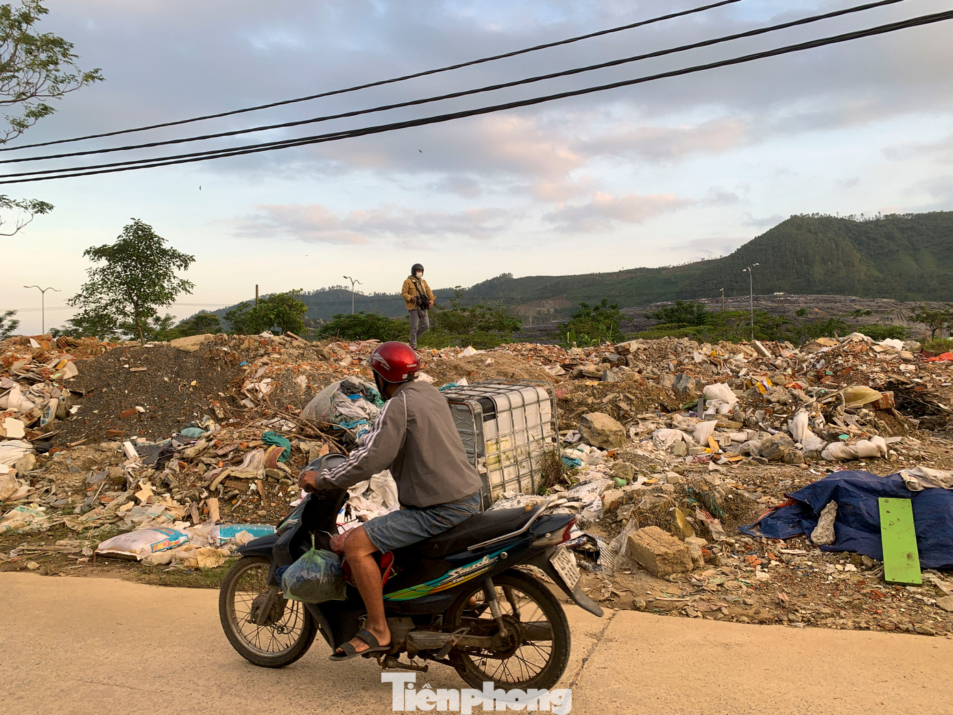 Theo người dân, khu đất trống này bỏ hoang lâu nay nên nhiều người đã đến đổ rác, xà bần, dần dần hình thành nên bãi xà bần quy mô lớn. Theo người dân, khu đất trống này bỏ hoang lâu nay nên nhiều người đã đến đổ rác, xà bần, dần dần hình thành nên bãi xà bần quy mô lớn.