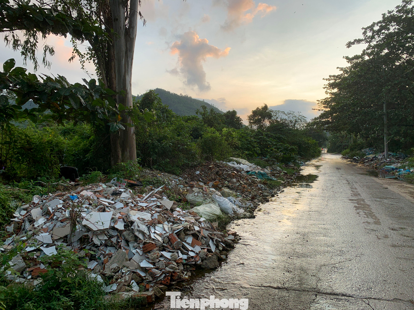 Dọc tuyến đường vào, rác thải, xà bần đổ giữa đường gây mất mỹ quan. Dọc tuyến đường vào, rác thải, xà bần đổ giữa đường gây mất mỹ quan.
