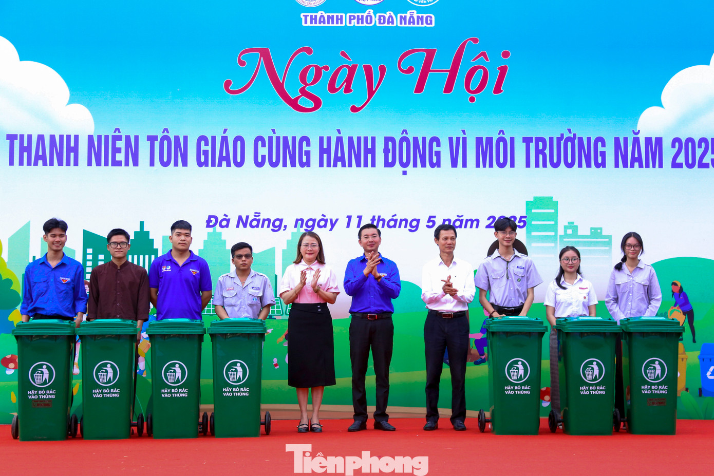 Trong khuôn khổ chương trình, Thành Đoàn Đà Nẵng trao quà tặng thanh niên tôn giáo và tặng 14 thùng rác cho các cơ sở tôn giáo.