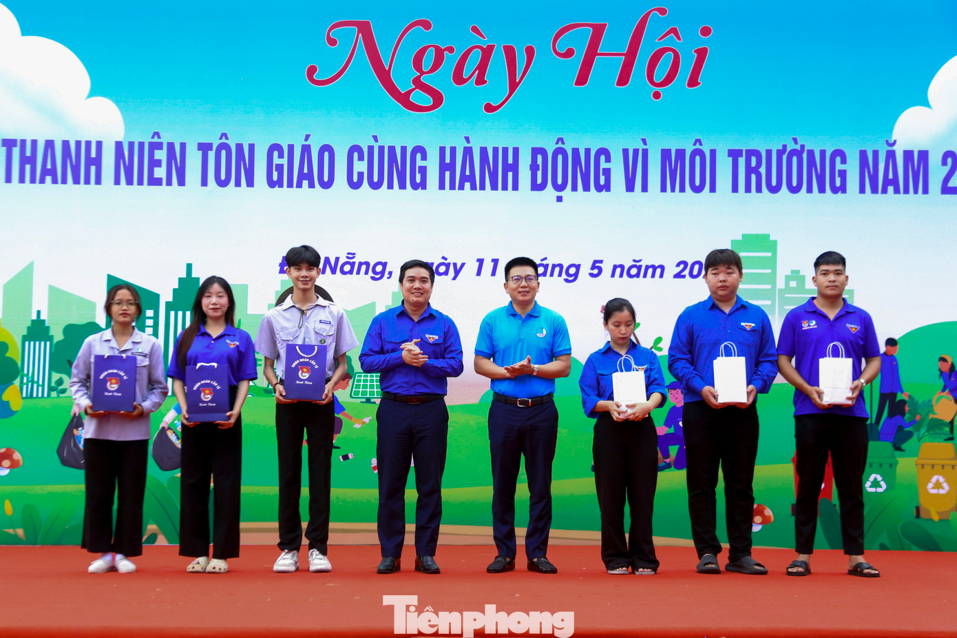 Trong khuôn khổ chương trình, Thành Đoàn Đà Nẵng trao quà tặng thanh niên tôn giáo và tặng 14 thùng rác cho các cơ sở tôn giáo.