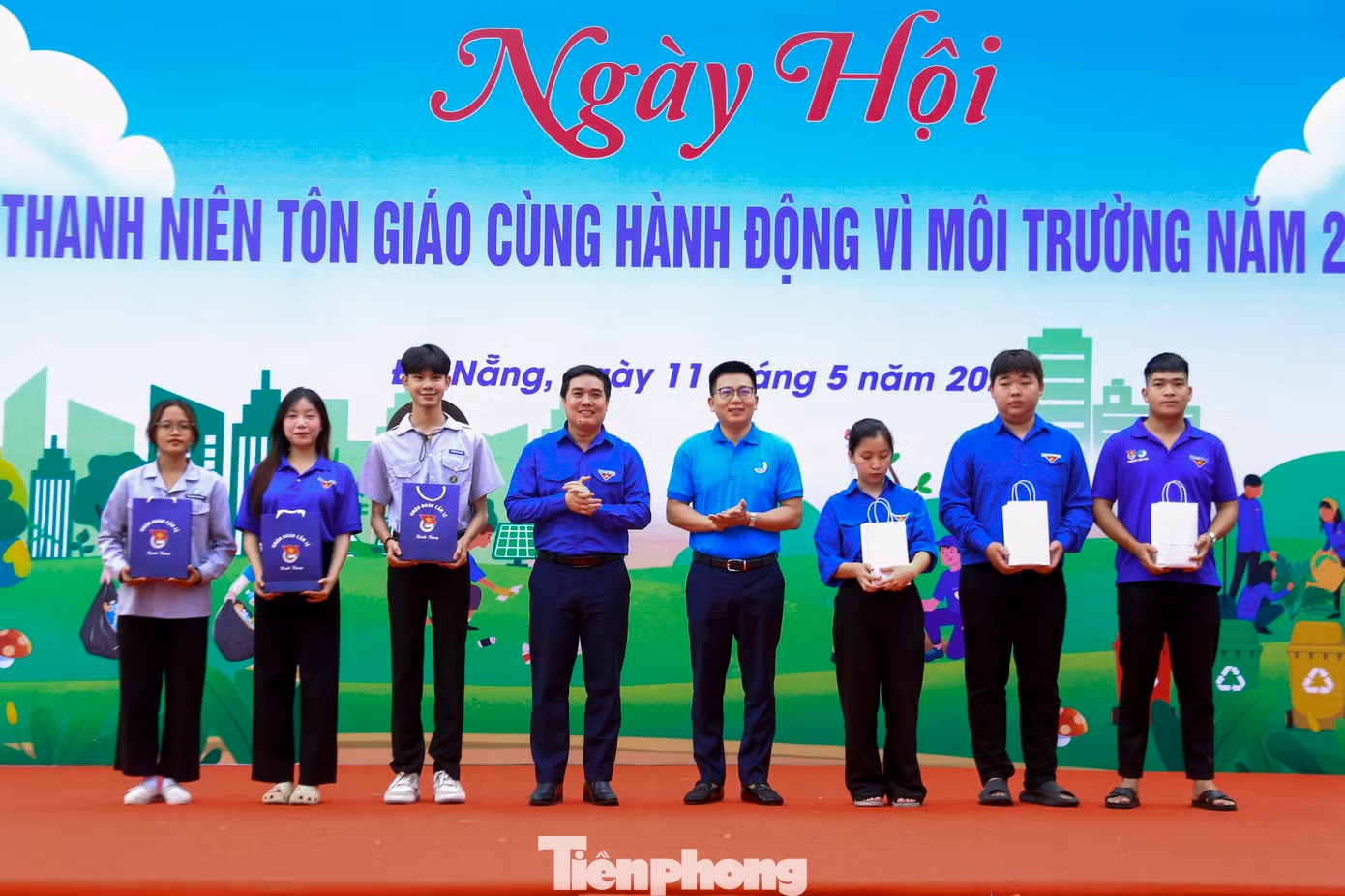 Trong khuôn khổ chương trình, Thành Đoàn Đà Nẵng trao quà tặng thanh niên tôn giáo và tặng 14 thùng rác cho các cơ sở tôn giáo.