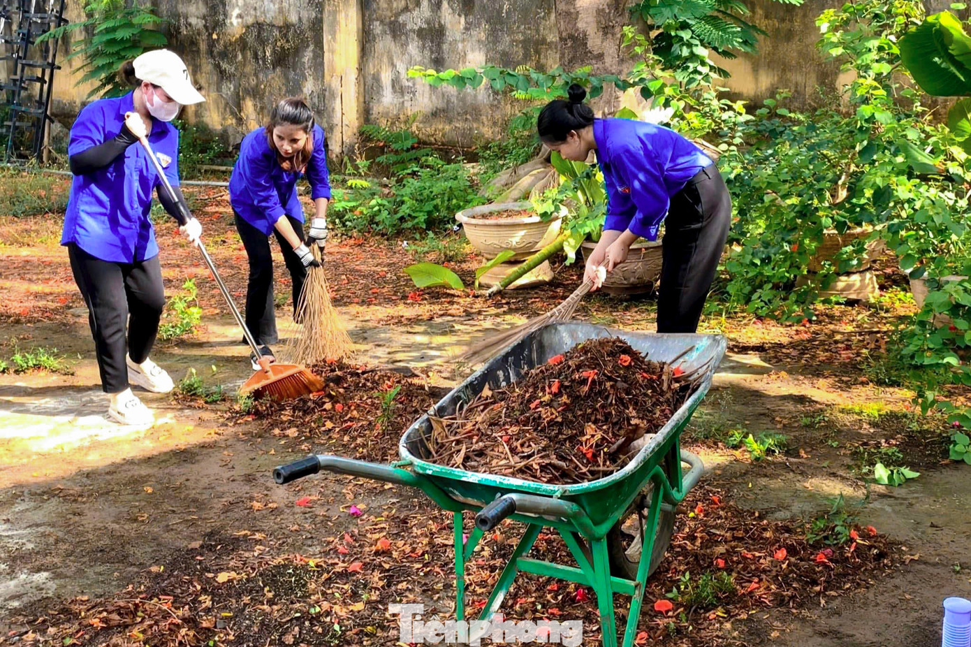 Trước đó, lực lượng thanh niên các tôn giáo trên địa bàn thành phố đã đẩy mạnh các hoạt động như ra quân dọn dẹp vệ sinh đường phố, kiệt hẻm, phân loại rác tại nguồn, xóa các biển quảng cáo rao vặt sai quy định, cùng với đó là các chiến dịch ra quân làm sạch biển, các hoạt động hưởng ứng &quot;Ngày Chủ nhật xanh&quot;, chương trình &quot;Lặn biển nhặt rác - Giải cứu san hô&quot;, các phong trào chống rác thải nhựa…