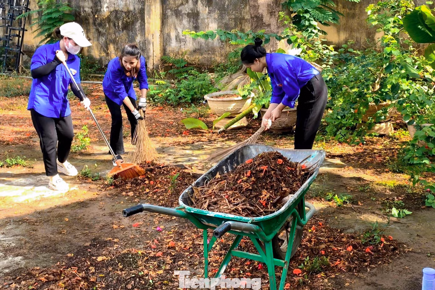 Trước đó, lực lượng thanh niên các tôn giáo trên địa bàn thành phố đã đẩy mạnh các hoạt động như ra quân dọn dẹp vệ sinh đường phố, kiệt hẻm, phân loại rác tại nguồn, xóa các biển quảng cáo rao vặt sai quy định, cùng với đó là các chiến dịch ra quân làm sạch biển, các hoạt động hưởng ứng "Ngày Chủ nhật xanh", chương trình "Lặn biển nhặt rác - Giải cứu san hô", các phong trào chống rác thải nhựa…