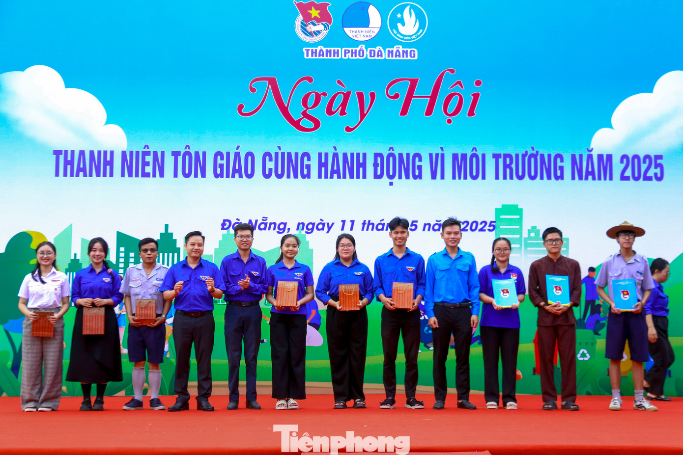 Trong khuôn khổ chương trình, Thành Đoàn Đà Nẵng trao quà tặng thanh niên tôn giáo và tặng 14 thùng rác cho các cơ sở tôn giáo.