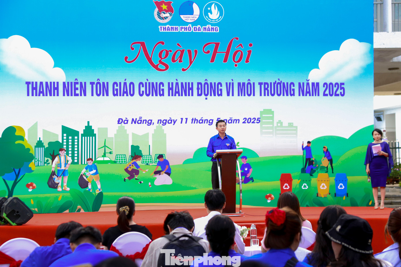 Ngày hội &quot;Thanh niên Tôn giáo cùng hành động vì môi trường&quot; thành phố Đà Nẵng năm 2025 đã thu hút gần 300 thanh niên đang sinh hoạt tại các cơ sở tôn giáo trên địa bàn thành phố. Đây là dịp để mỗi bạn trẻ nâng cao nhận thức, xem việc bảo vệ môi trường không chỉ là hành động đẹp mà còn là trách nhiệm thường xuyên, quan trọng và cần thiết trong cuộc sống hàng ngày. Ảnh: Duy Quốc