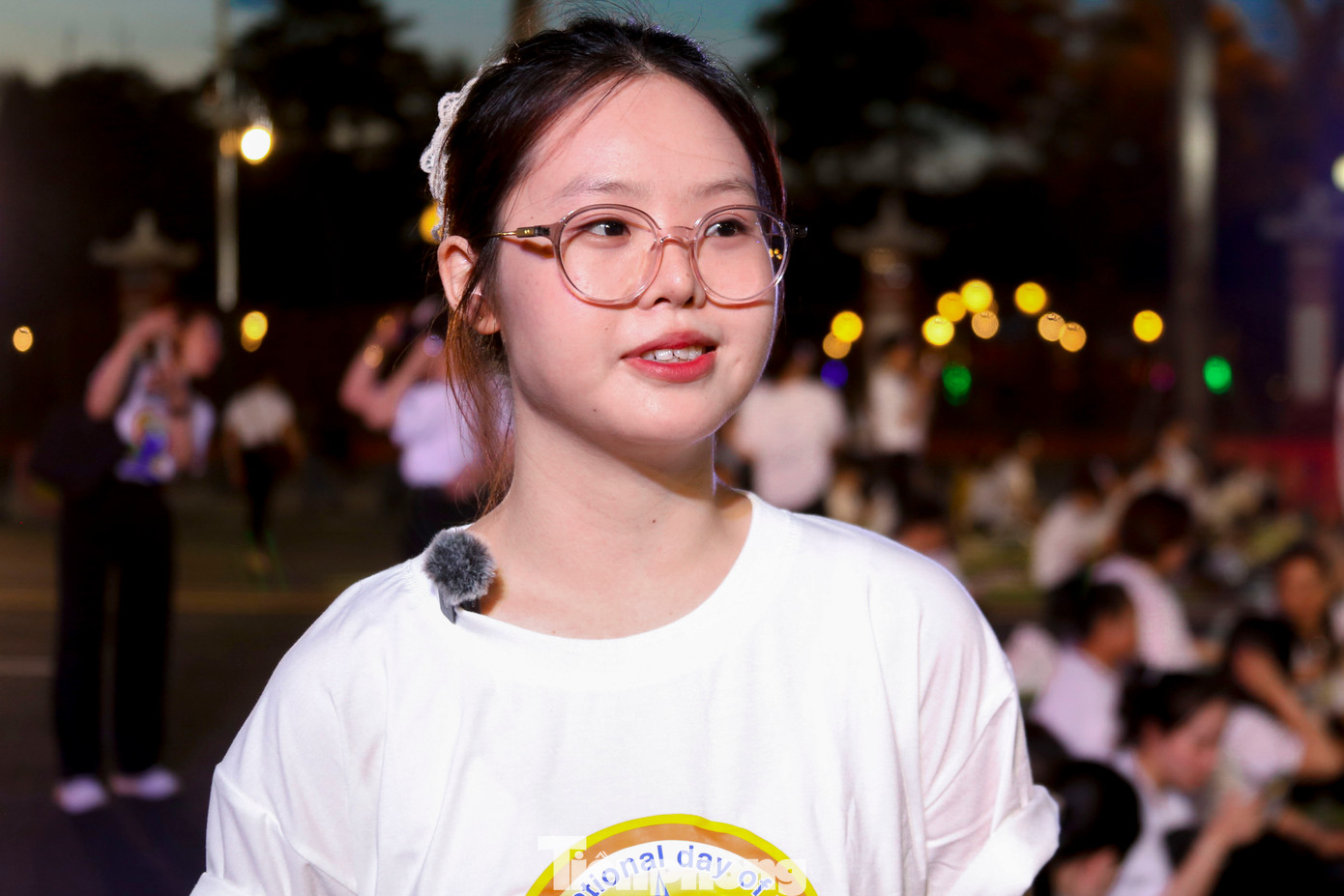 Lê Thị Hằng, người theo đuổi bộ môn Yoga chia sẻ: "Tôi rất yêu mến bộ môn yoga vì nó giúp mình dẻo dai, khỏe mạnh cả thể chất lẫn tinh thần. Mỗi buổi tập là một cách để cân bằng lại cuộc sống, giải tỏa căng thẳng và giữ năng lượng tích cực. Hôm nay được tham gia cùng hàng nghìn người trong không khí sôi động như thế này tôi cảm thấy rất hạnh phúc và tự hào."