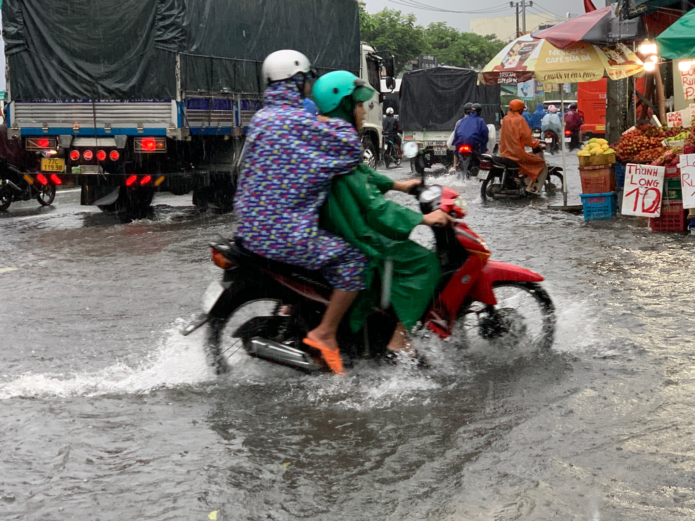 Di chuyển khó khăn trong mưa ngập, giao thông hỗn loạn. Di chuyển khó khăn trong mưa ngập, giao thông hỗn loạn.