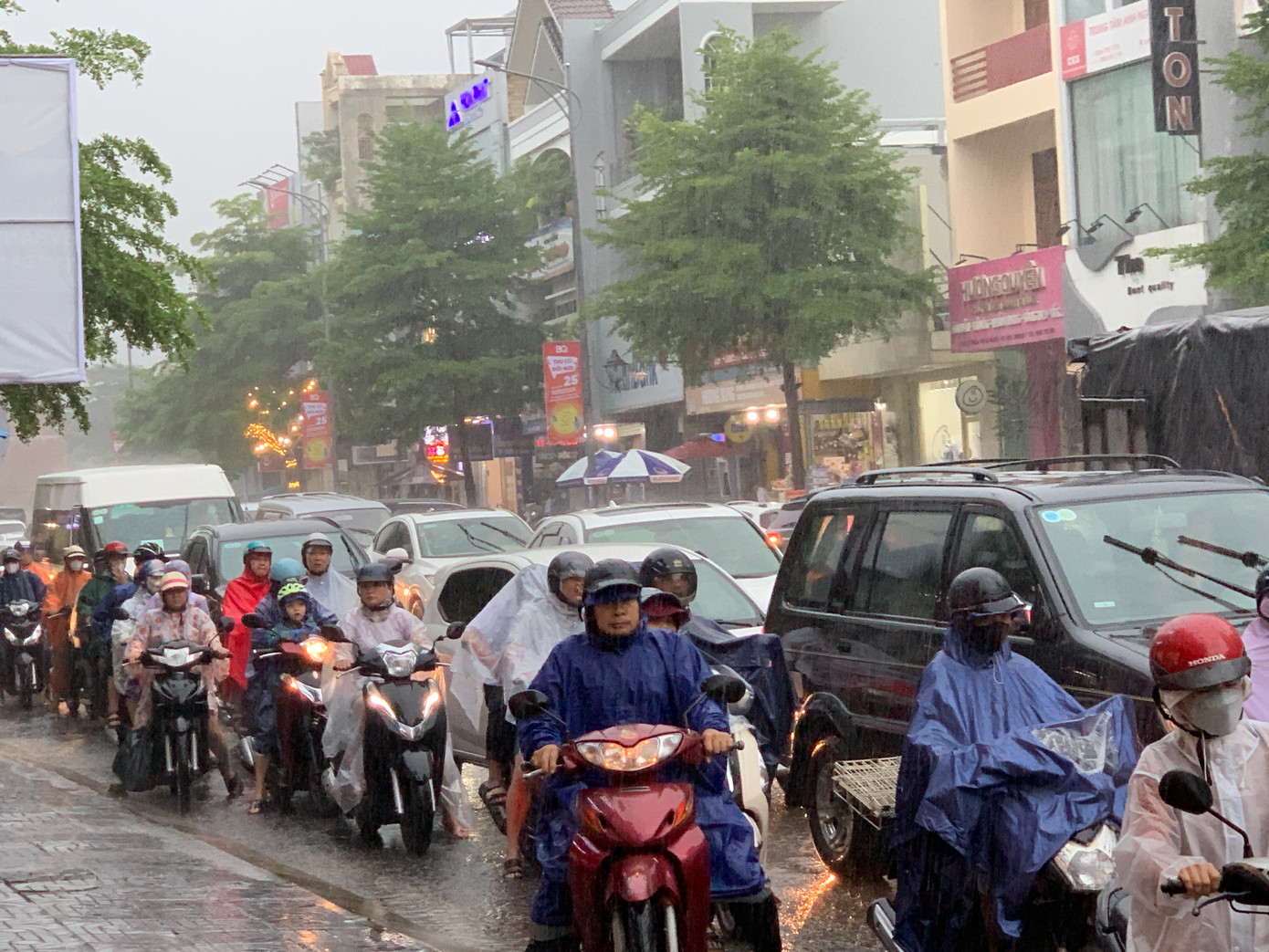 Mưa lớn làm giao thông hỗn loạn ở nhiều tuyến đường. Mưa lớn làm giao thông hỗn loạn ở nhiều tuyến đường.