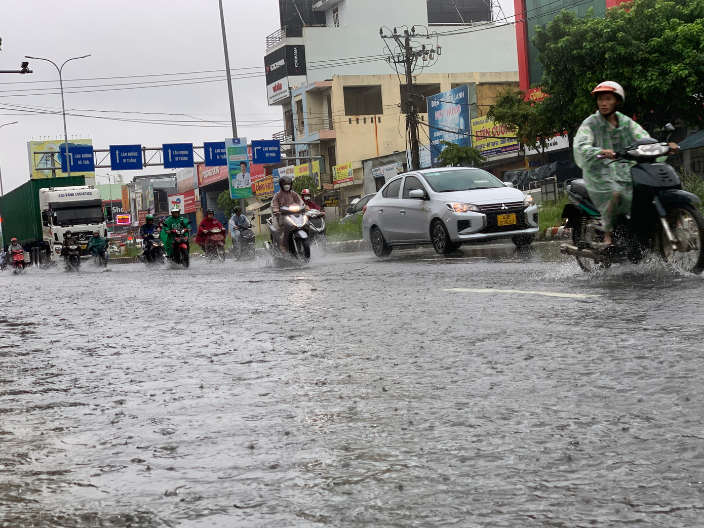 Đường Nguyễn Công Hoan, Nguyễn Văn Tạo bị ngập sâu. Đường Nguyễn Công Hoan, Nguyễn Văn Tạo bị ngập sâu.