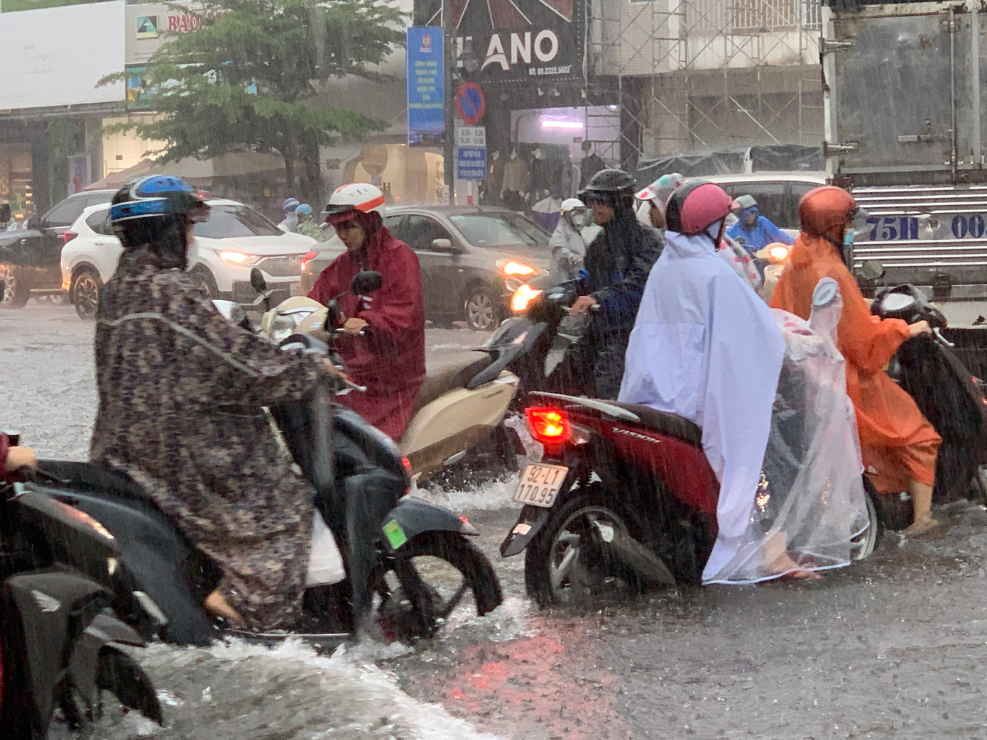 Chị Đỗ Thị Kim Dung sống tại 159 Tôn Đức Thắng (quận Liên Chiểu) cho biết: “Phải gác cao đồ đạc trong nhà lên hết mới yên tâm, năm trước nước lên nhanh không kịp trở tay làm nhiều đồ đạc trong nhà hư hại'. Chị Đỗ Thị Kim Dung sống tại 159 Tôn Đức Thắng (quận Liên Chiểu) cho biết: “Phải gác cao đồ đạc trong nhà lên hết mới yên tâm, năm trước nước lên nhanh không kịp trở tay làm nhiều đồ đạc trong nhà hư hại'.